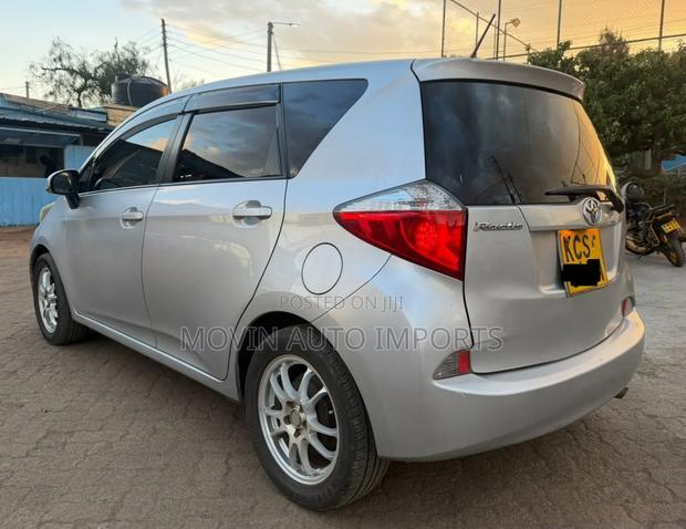 Toyota Ractis 1.5 FWD 2011 Silver