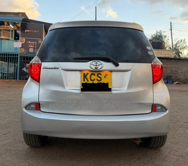 Toyota Ractis 1.5 FWD 2011 Silver