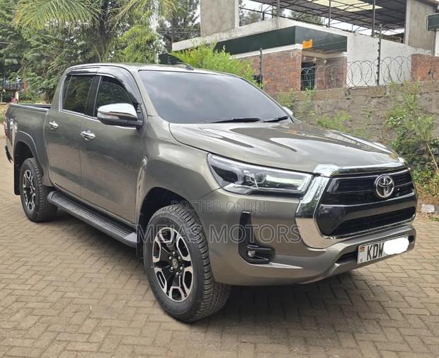 Toyota Hilux 2025 Gray