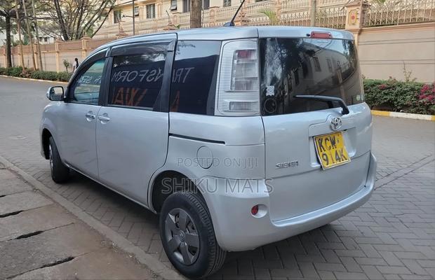 Toyota Sienta 2012