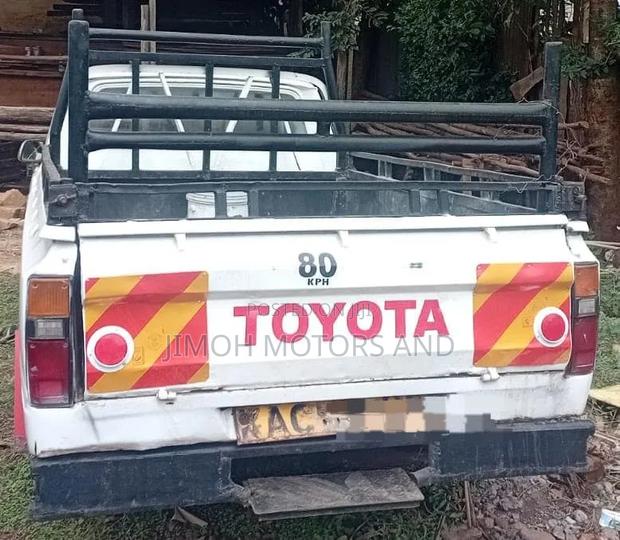Toyota Hilux 2200 4x4 1986 White