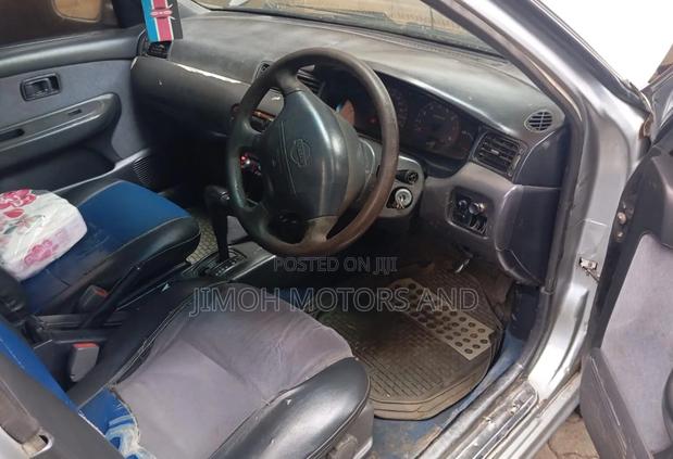Nissan Sunny 2000 Gray
