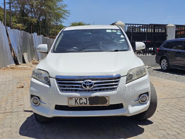 Toyota Vanguard 2010 White