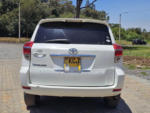 Toyota Vanguard 2010 White
