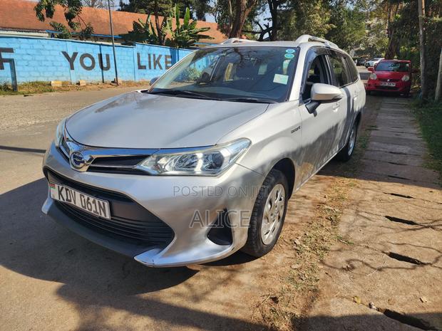 Toyota Corolla Fielder 2018 Silver