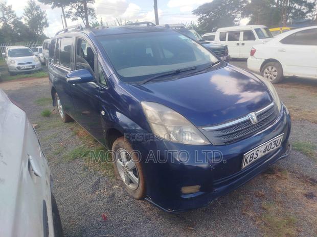 Toyota ISIS 2005 Blue
