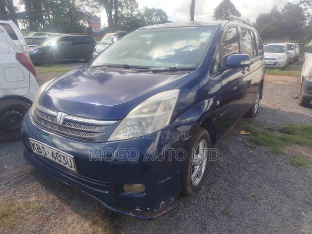 Toyota ISIS 2005 Blue