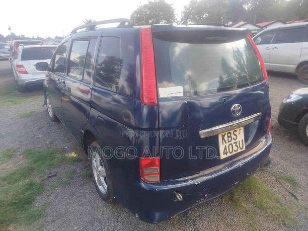 Toyota ISIS 2005 Blue