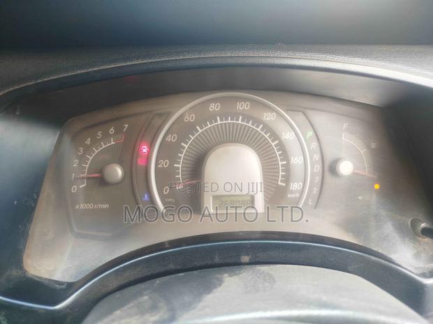Toyota ISIS 2005 Blue