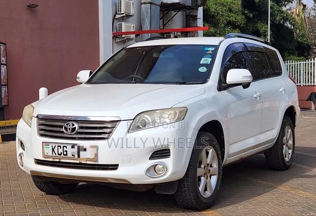 Toyota Vanguard 2010 White