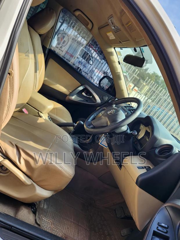 Toyota Vanguard 2010 White