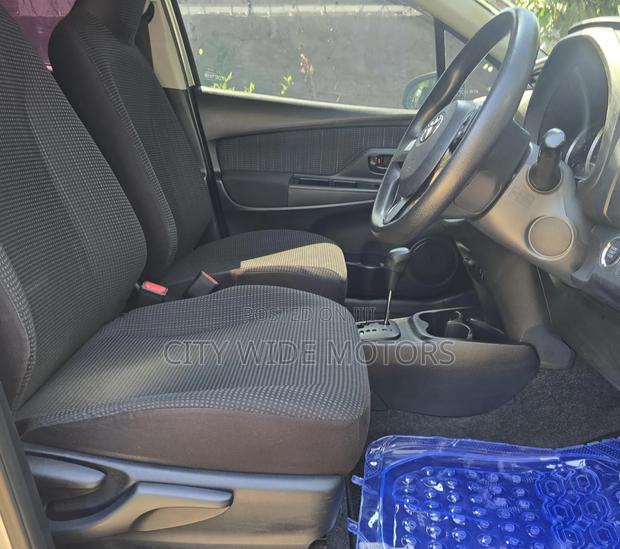 Toyota Vitz 2017 Silver
