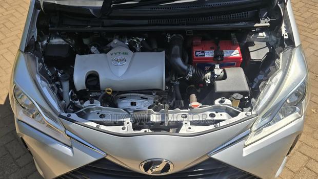 Toyota Vitz 2017 Silver