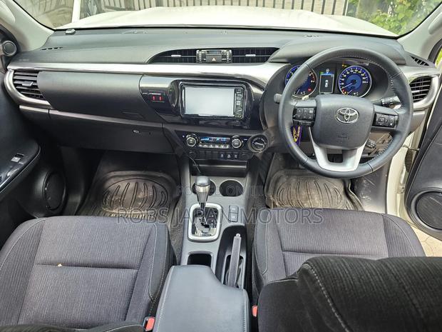 Toyota Hilux 2019 White