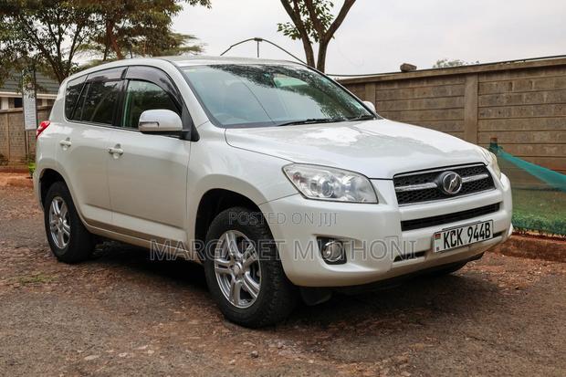Toyota RAV4 2010 White