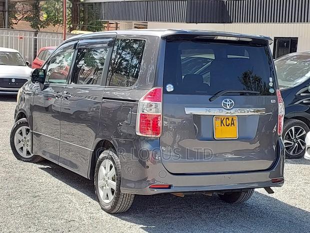 Toyota Noah 2007 Gray
