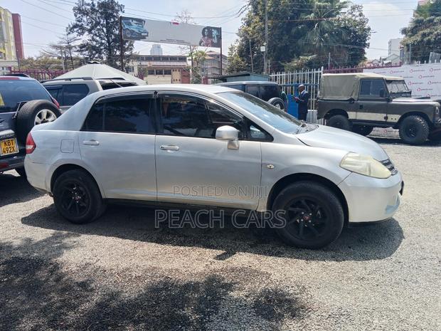 Nissan Tiida 2010 Silver