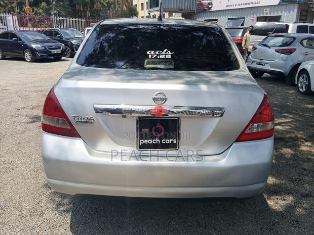 Nissan Tiida 2010 Silver