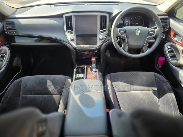 Toyota Crown 2016