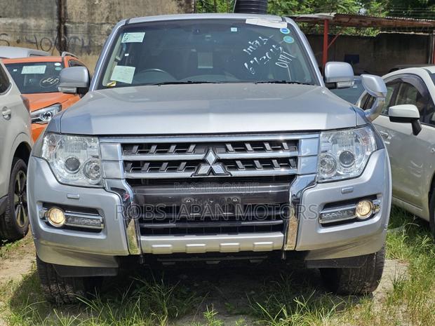 Mitsubishi Pajero 2019 Silver