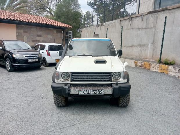 Mitsubishi Pajero 2002 White