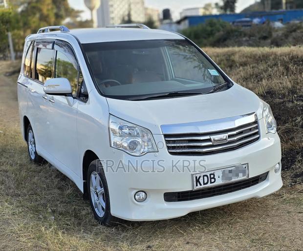 Toyota Noah 2014 White