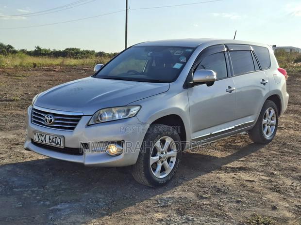 Toyota Vanguard 2012 Silver