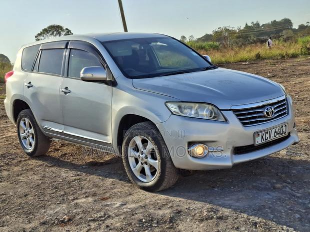 Toyota Vanguard 2012 Silver