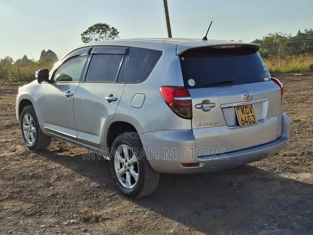 Toyota Vanguard 2012 Silver