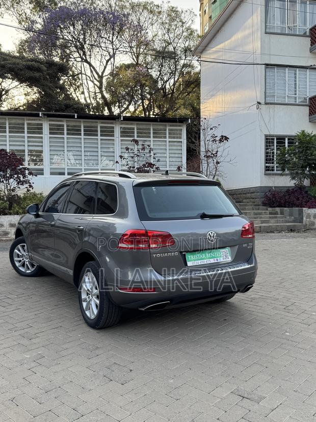 Volkswagen Touareg 2011 Gray