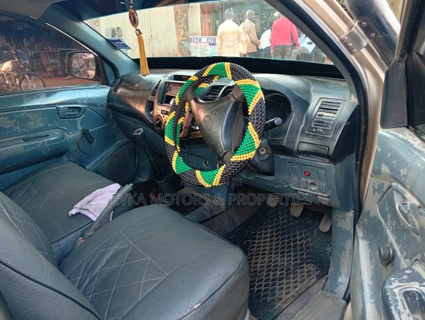 Toyota Hilux 2011 Gray