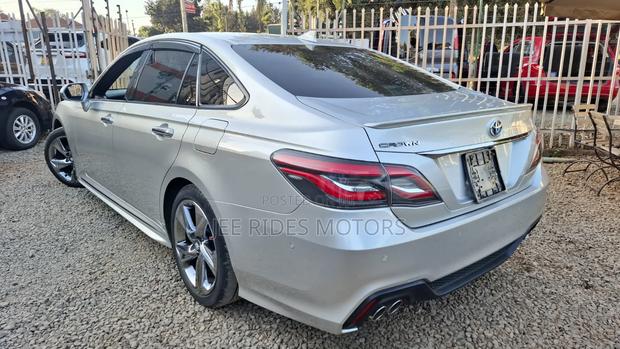 Toyota Crown 2018 Silver