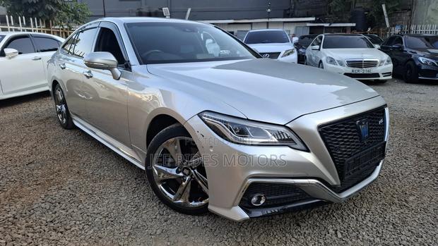 Toyota Crown 2018 Silver
