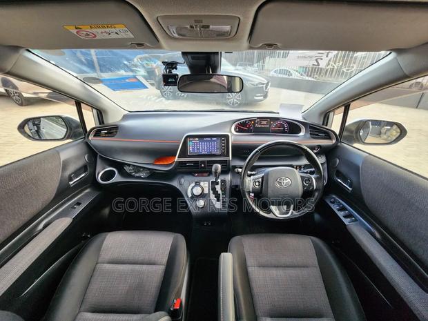 Toyota Sienta 2019 Silver