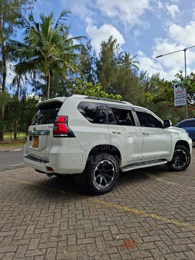 Toyota Land Cruiser Prado 2017 White