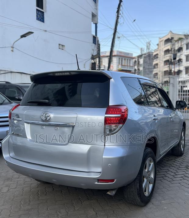 Toyota Vanguard 2011 Silver