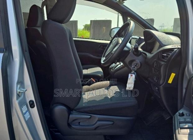 Toyota Noah 2021 Silver