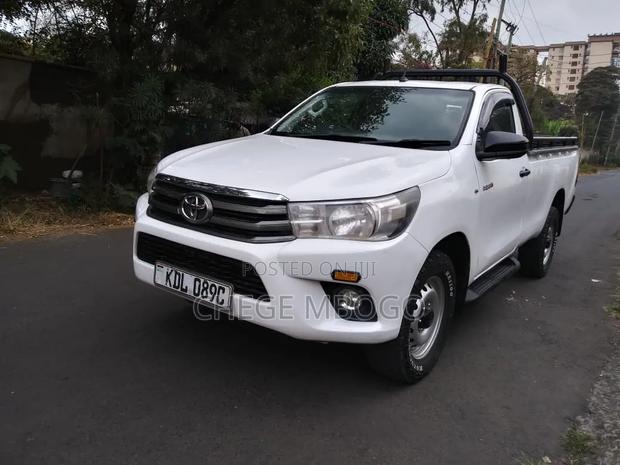 Toyota Hilux 2021 White