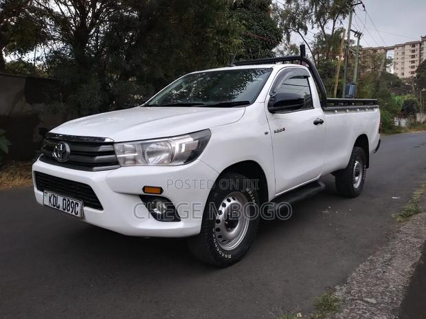 Toyota Hilux 2021 White