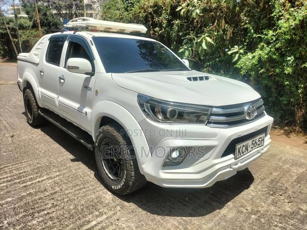 Toyota Hilux 2010 White