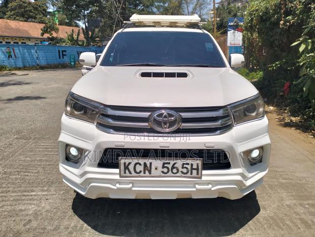 Toyota Hilux 2010 White