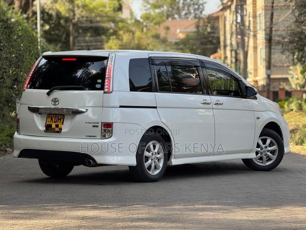Toyota ISIS 2014 White