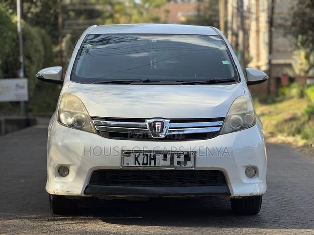Toyota ISIS 2014 White