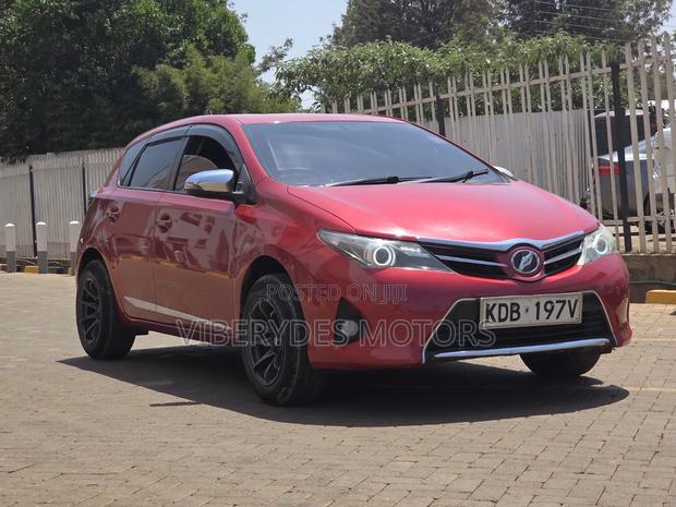 Toyota Auris 2013 Maroon