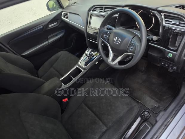 Honda Fit Shuttle 2019 Silver