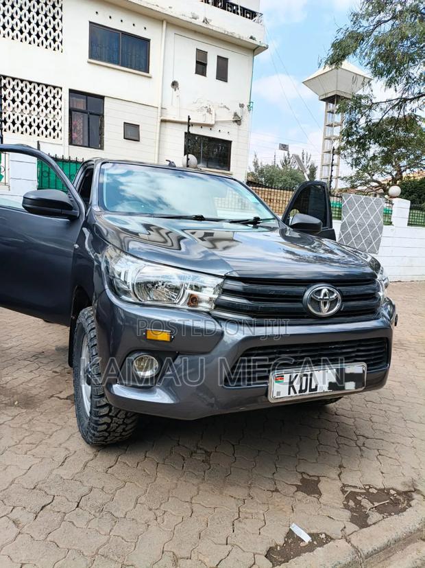 Toyota Hilux 2020 Gray