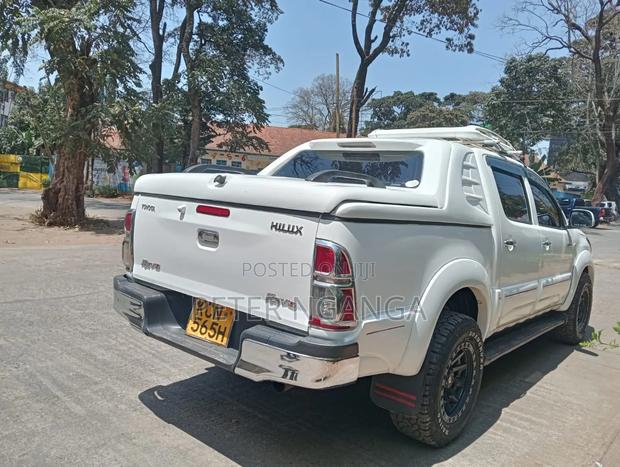 Toyota Hilux 2011 Off white