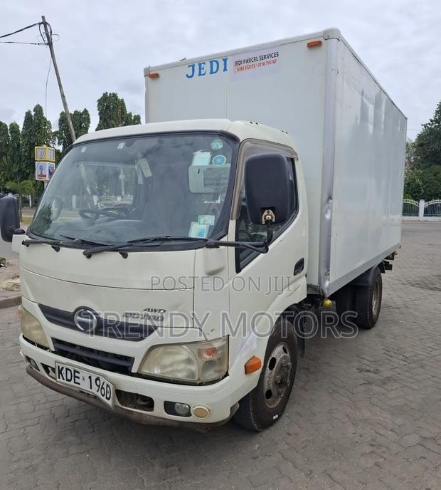 Hino Hino Dutro 2014 White