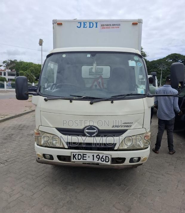 Hino Hino Dutro 2014 White