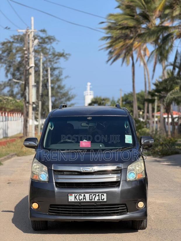 Toyota Noah 2007 Gray